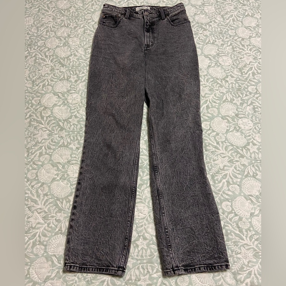Abercrombie & Fitch Curve Love Ultra High Rise
90s Straight Jean in Black